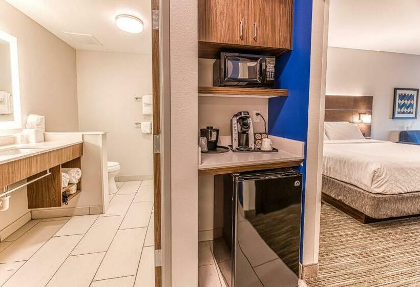 带大床的套房, Holiday Inn Express & Suites Rantoul, An Ihg