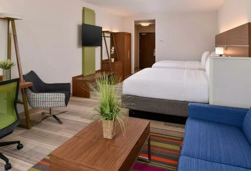 キングサイズベッドのスイートルーム, Holiday Inn Express & Suites   St. Petersburg   Madeira Beach, An Ihg