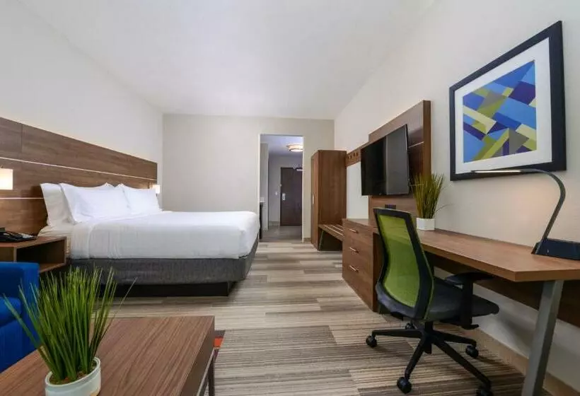 キングサイズベッドのスイートルーム, Holiday Inn Express & Suites   St. Petersburg   Madeira Beach, An Ihg
