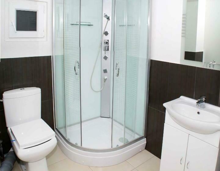 اتاق استاندارد سه نفره, Otopeni