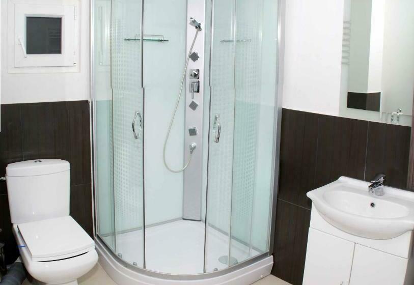 اتاق استاندارد سه نفره, Otopeni