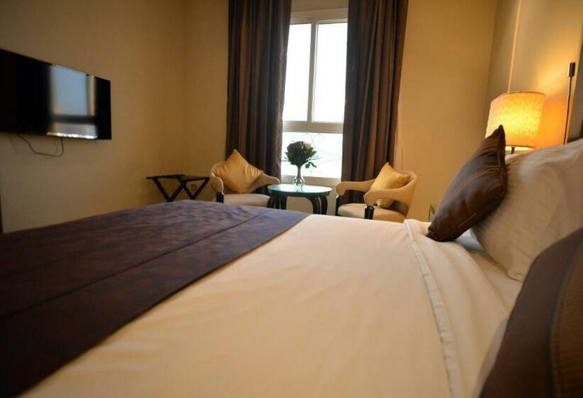 سوییت جونیور, Strato Hotel By Warwick