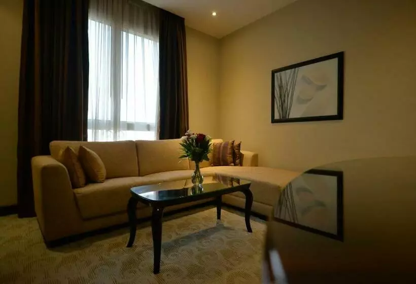سوییت جونیور, Strato Hotel By Warwick