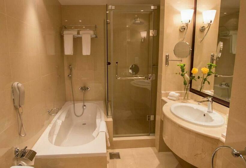 سوییت اجرایی, Strato Hotel By Warwick