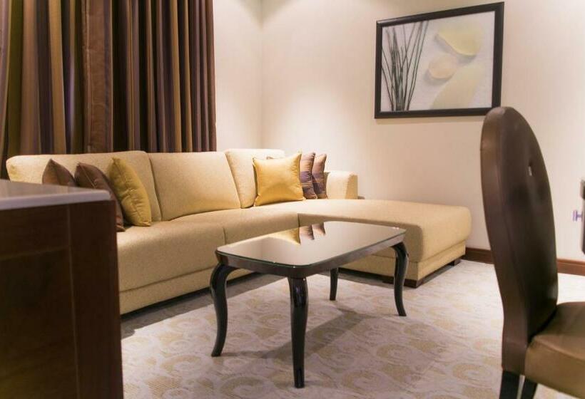 سوییت اجرایی, Strato Hotel By Warwick