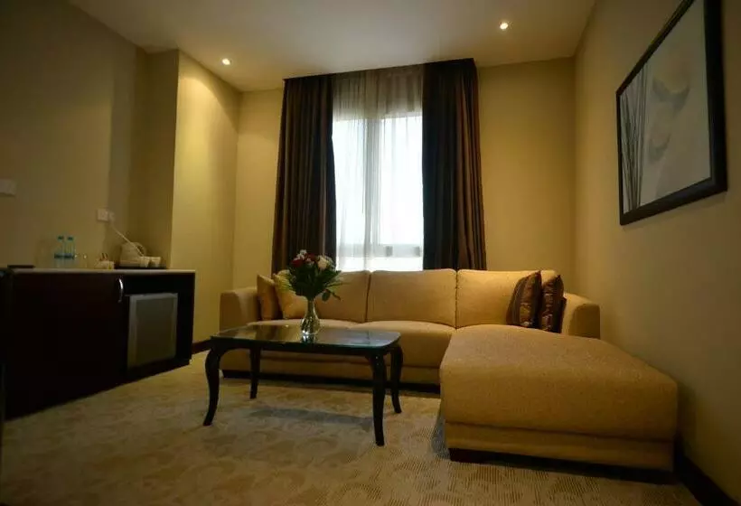 سوییت اجرایی, Strato Hotel By Warwick