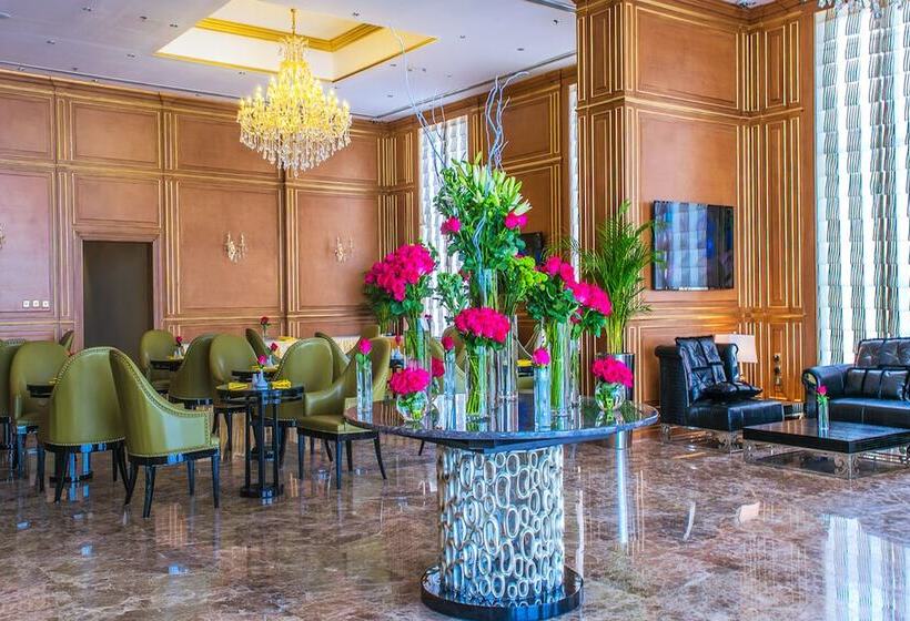 سوییت اجرایی, Strato Hotel By Warwick