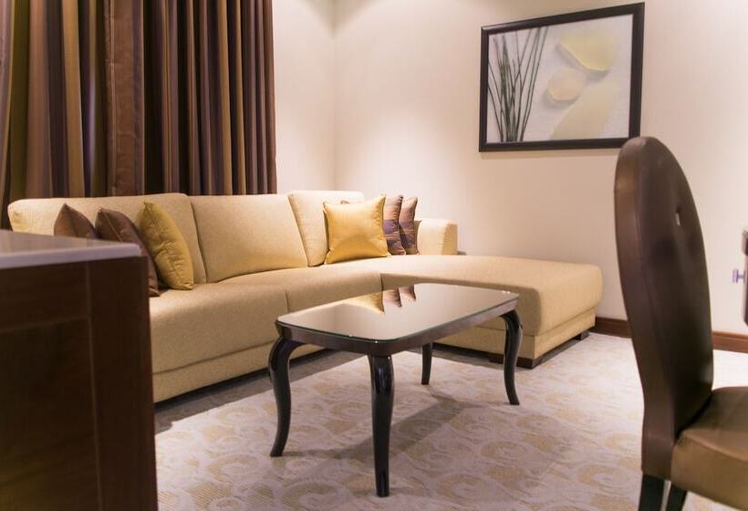 سوییت اجرایی, Strato Hotel By Warwick