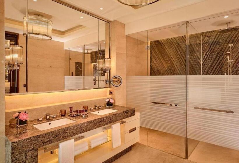 Suite Junior Letto King, The Ritzcarlton, Astana