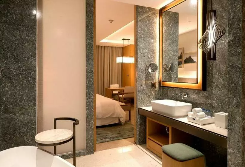 キングサイズベッドのデラックスルーム, The Westin Shimei Bay Resort