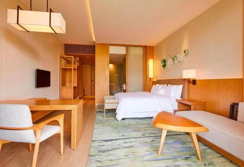 キングサイズベッドのデラックスルーム, The Westin Shimei Bay Resort