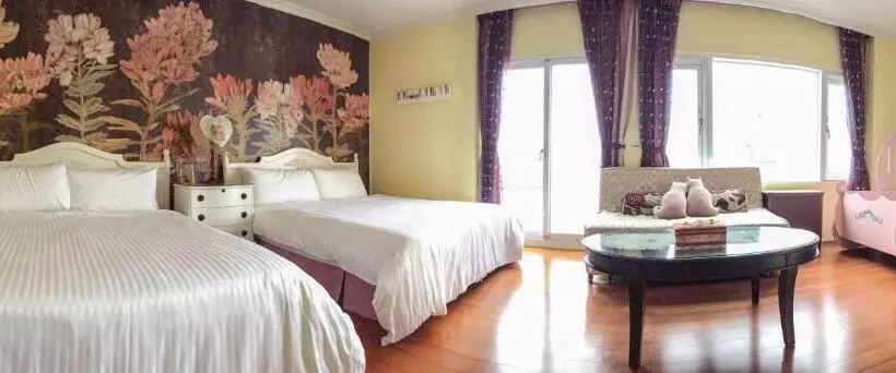 اتاق خانوادگی, 4 Seasons Garden B&b