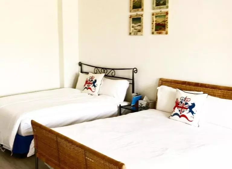اتاق لوکس چهار تخته, 4 Seasons Garden B&b