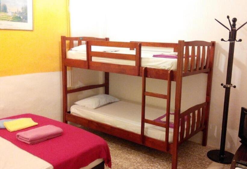 חדר משפחתי חדר אמבטיה משותף, Cocoa Mews Cafe & Homestay   Hostel