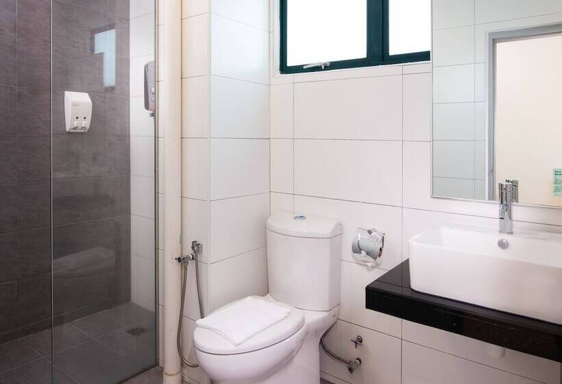 Апартаменты Deluxe 3 Спальни, Golden View Serviced Apartment