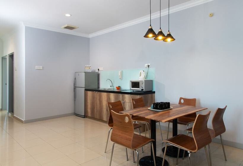 Апартаменты Deluxe 3 Спальни, Golden View Serviced Apartment