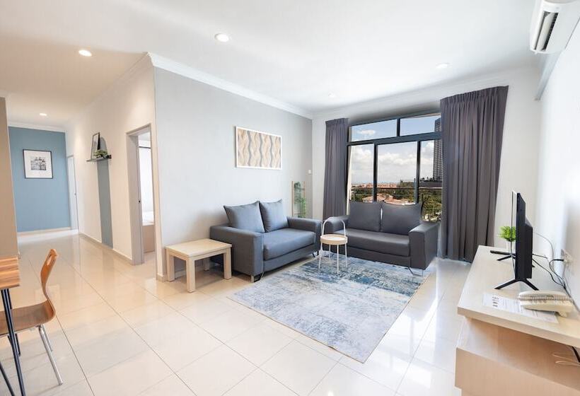 Апартаменты Deluxe 3 Спальни, Golden View Serviced Apartment
