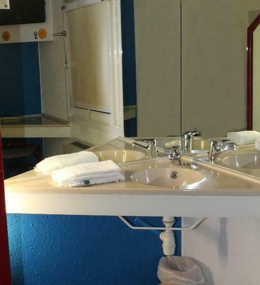 스탠다드 트리픔 룸 공동욕실, F1 Saint Die