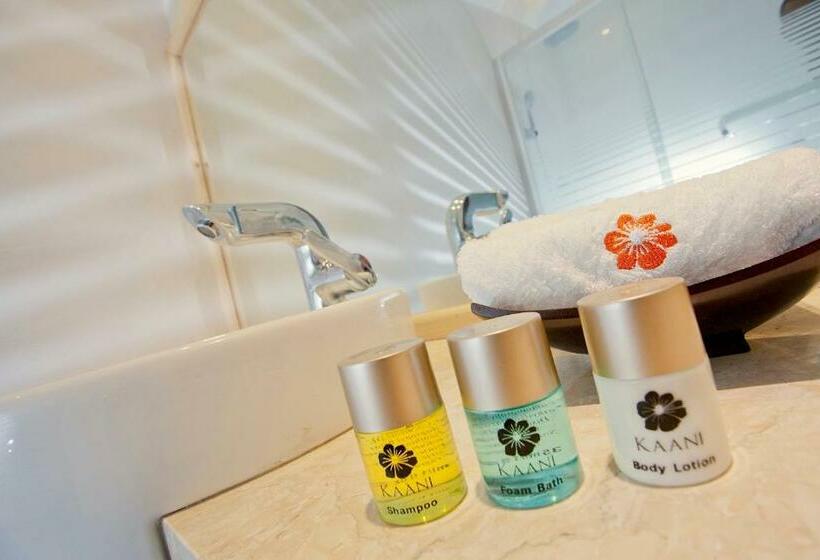 اتاق لوکس با بالکن و چشمانداز دریا, Kaani Beach