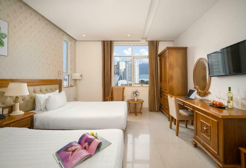 اتاق لوکس سه تخته, Royal Family