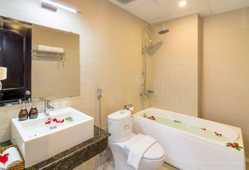 اتاق رویال, Royal Family