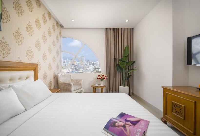 اتاق رویال, Royal Family