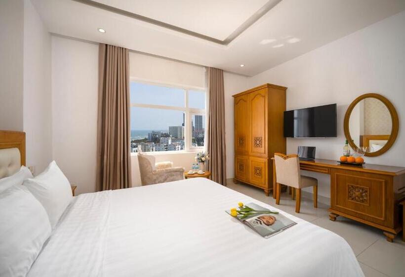 اتاق رویال, Royal Family