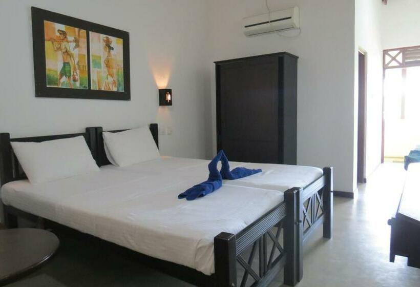 غرفة قياسية مطلّة علي الحديقة, Scandinavia