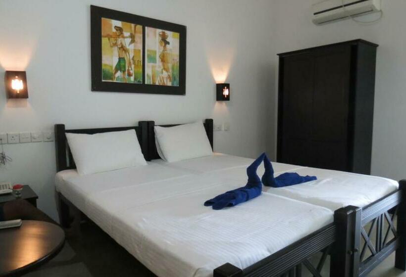 غرفة قياسية مطلّة علي الحديقة, Scandinavia