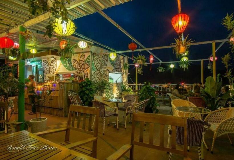 اتاق لوکس, Thuong Hai