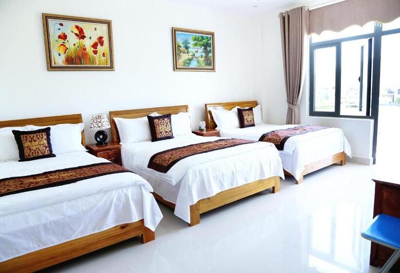 اتاق لوکس سه تخته, Thuong Hai