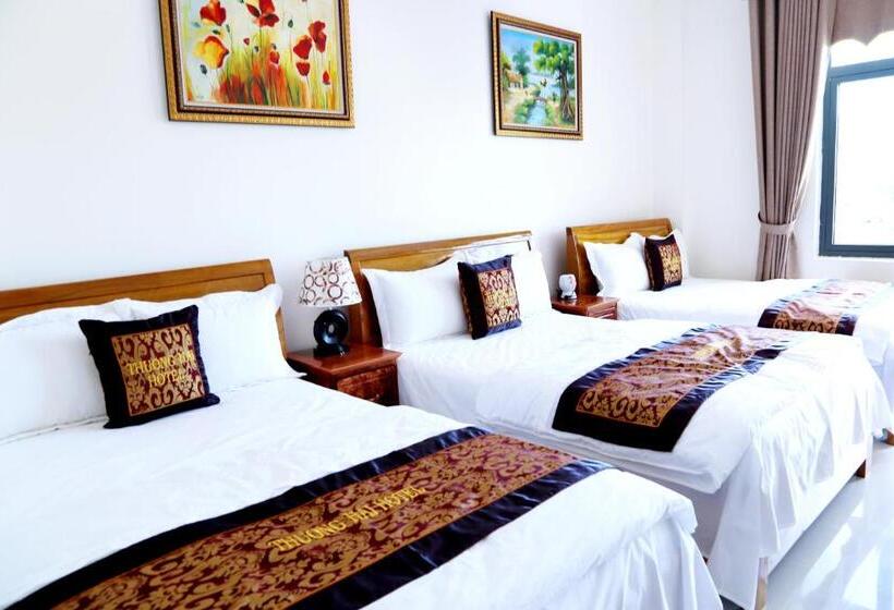 اتاق لوکس سه تخته, Thuong Hai