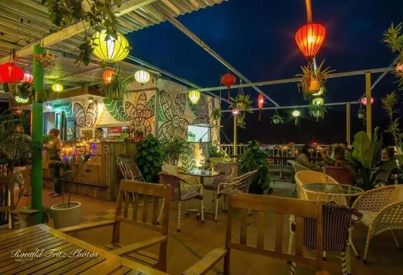 اتاق لوکس با بالکن, Thuong Hai