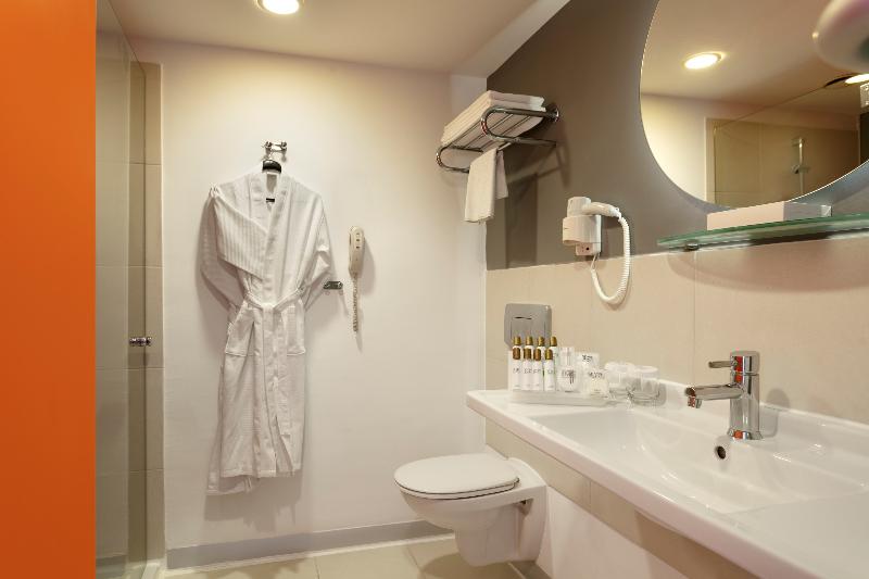 استودیوی استاندارد, Oslob Seafari Resort