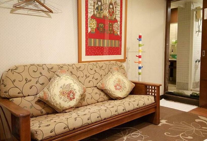 اتاق خانوادگی, Levite Villa