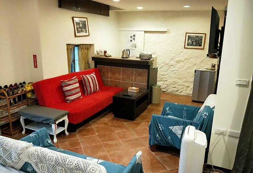 اتاق لوکس خانوادگی, Levite Villa