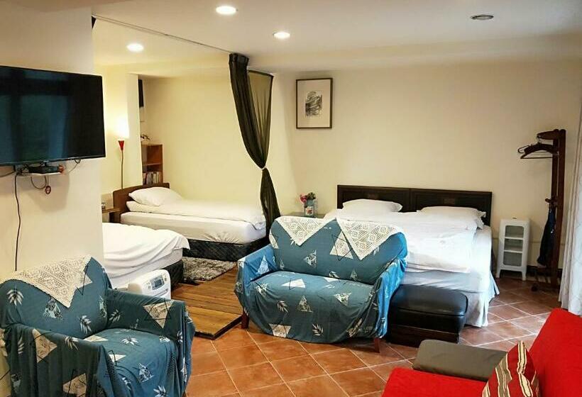 اتاق لوکس خانوادگی, Levite Villa