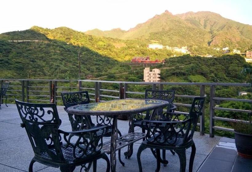 اتاق لوکس خانوادگی, Levite Villa