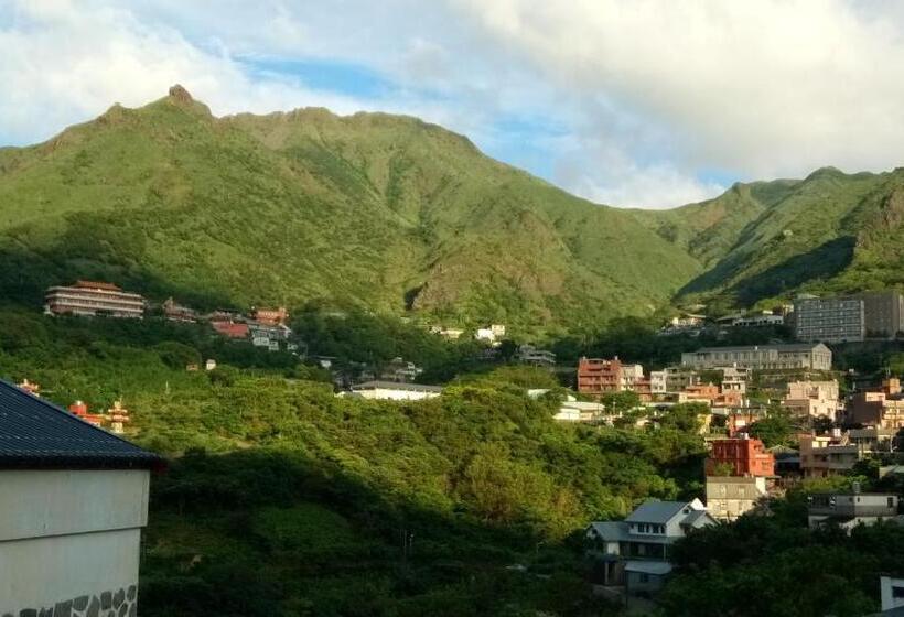 اتاق لوکس خانوادگی, Levite Villa