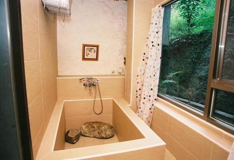 اتاق لوکس خانوادگی, Levite Villa