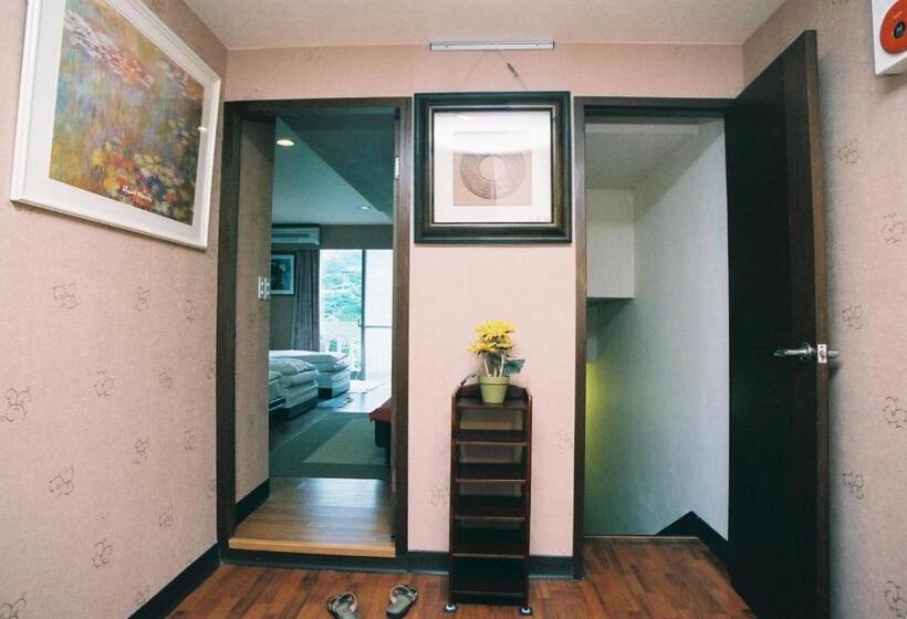 اتاق سوپریور خانوادگی, Levite Villa