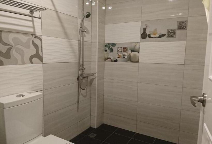 اتاق اکونومی, Boston
