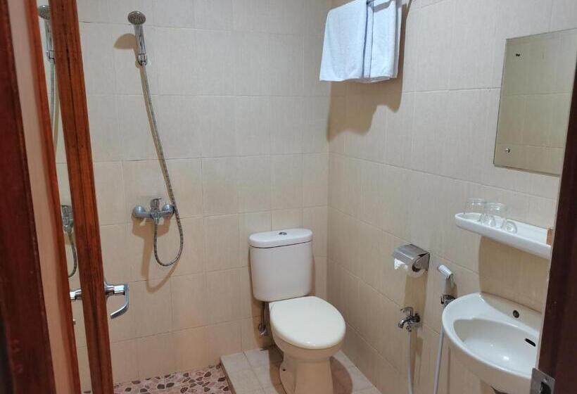 이그제큐티브 룸, Catur Putra