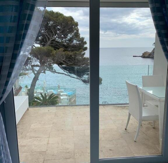 Номер Стандарт Адаптированный для Инвалидов, La Calanque