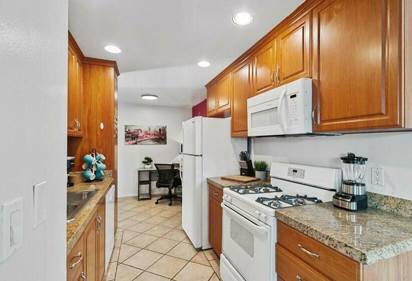 דירת שני חדרים, Beverly Hills Chic 2 Bed 2bath With Patio And Parking 309