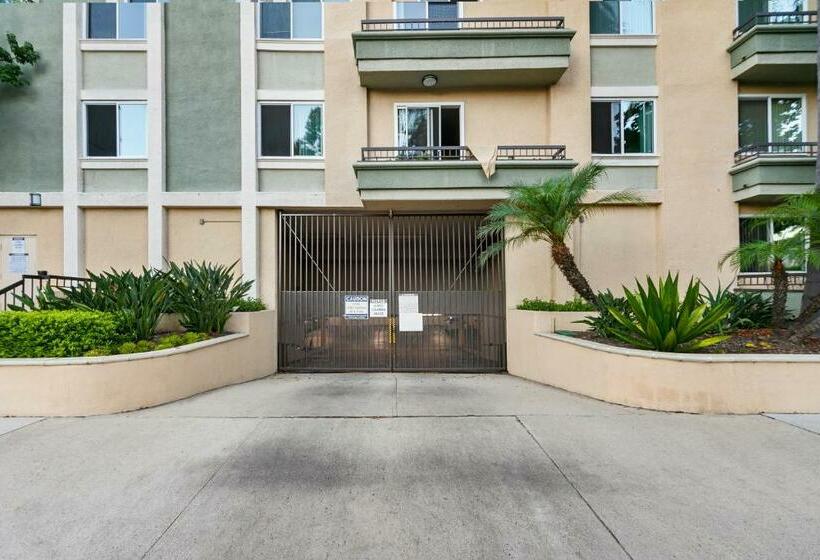דירת שני חדרים, Beverly Hills Chic 2 Bed 2bath With Patio And Parking 309