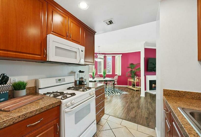 דירת שני חדרים, Beverly Hills Chic 2 Bed 2bath With Patio And Parking 309