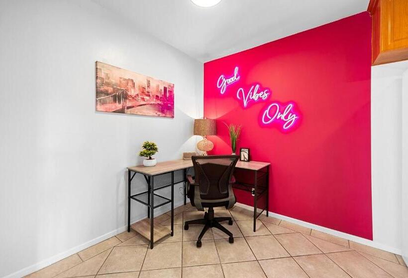 Apartamento 2 Dormitórios, Beverly Hills Chic 2 Bed 2bath With Patio And Parking 309