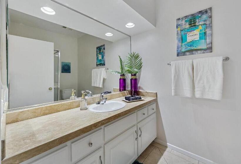 Apartamento 2 Dormitórios, Beverly Hills Chic 2 Bed 2bath With Patio And Parking 309