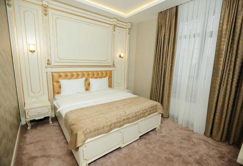 اتاق لوکس با تخت بزرگ, The Krone